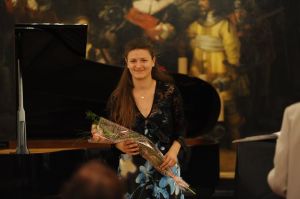 Tamara Niekludow during the course closing concert; Music and Literature Club